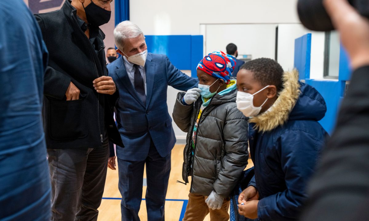 Former U.S. President Barack Obama and Dr. Anthony Fauci, Director of NIAID, talk with elementary school students as they prepare to get their second vaccine shots at the Kimball Elementary School on November 30, 2021 in Washington, DC. (Photo by Doug Mills-Pool / Getty Images)